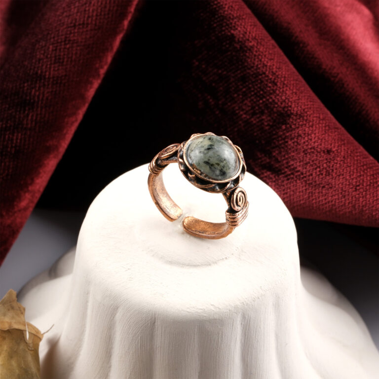 Prehnit doğal taş yüzük – huzur ve sezgi enerjisini taşıyan zarif takı Bakır prehnit yüzük – açık yeşil tonlarıyla doğanın tazeliğini yansıtır Prehnit yüzük – kalp çakrasını dengeleyen güçlü doğal taş takı Toptan doğal taş yüzük – estetik ve enerjiyi buluşturan benzersiz tasarım