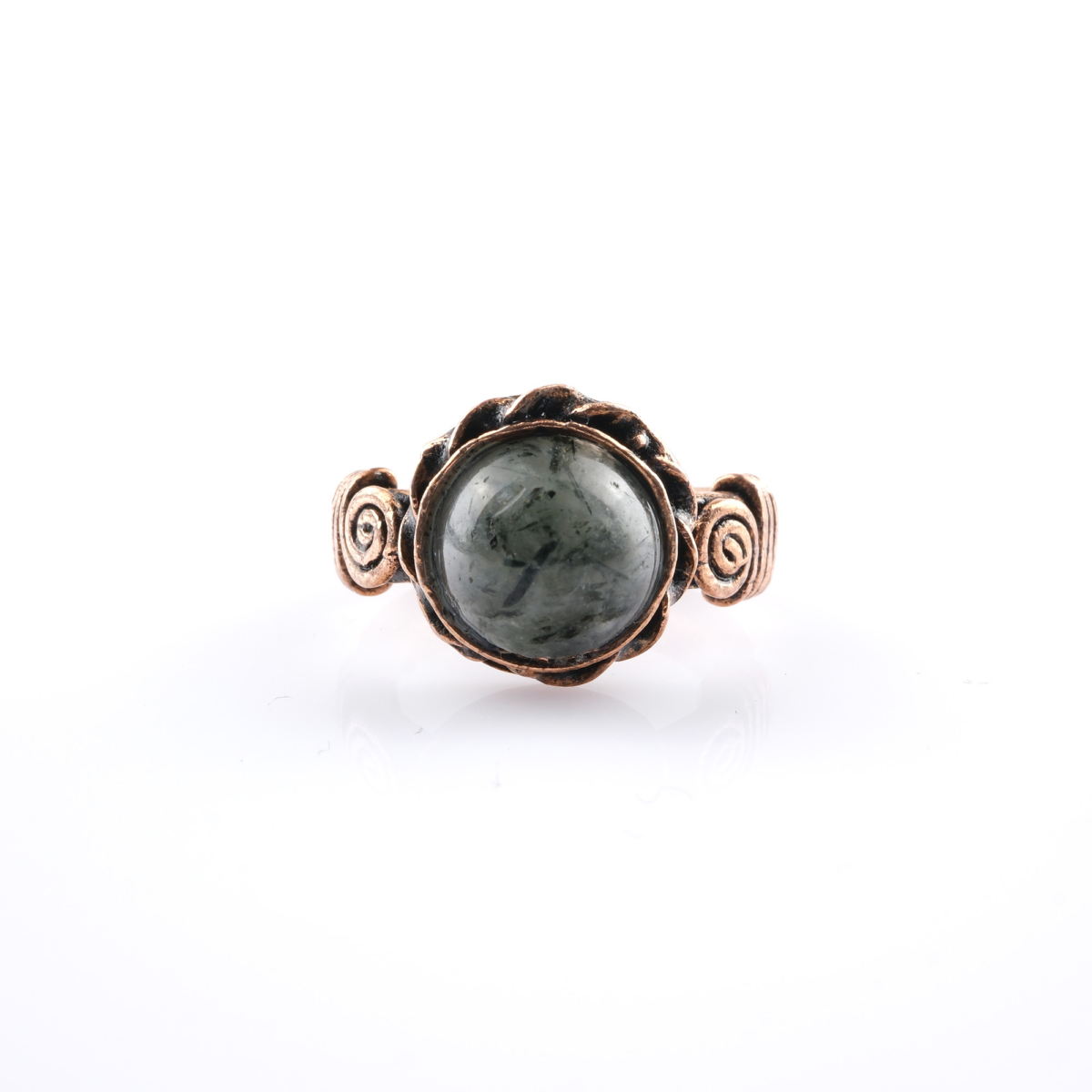 Prehnit doğal taş yüzük – huzur ve sezgi enerjisini taşıyan zarif takı Bakır prehnit yüzük – açık yeşil tonlarıyla doğanın tazeliğini yansıtır Prehnit yüzük – kalp çakrasını dengeleyen güçlü doğal taş takı Toptan doğal taş yüzük – estetik ve enerjiyi buluşturan benzersiz tasarım