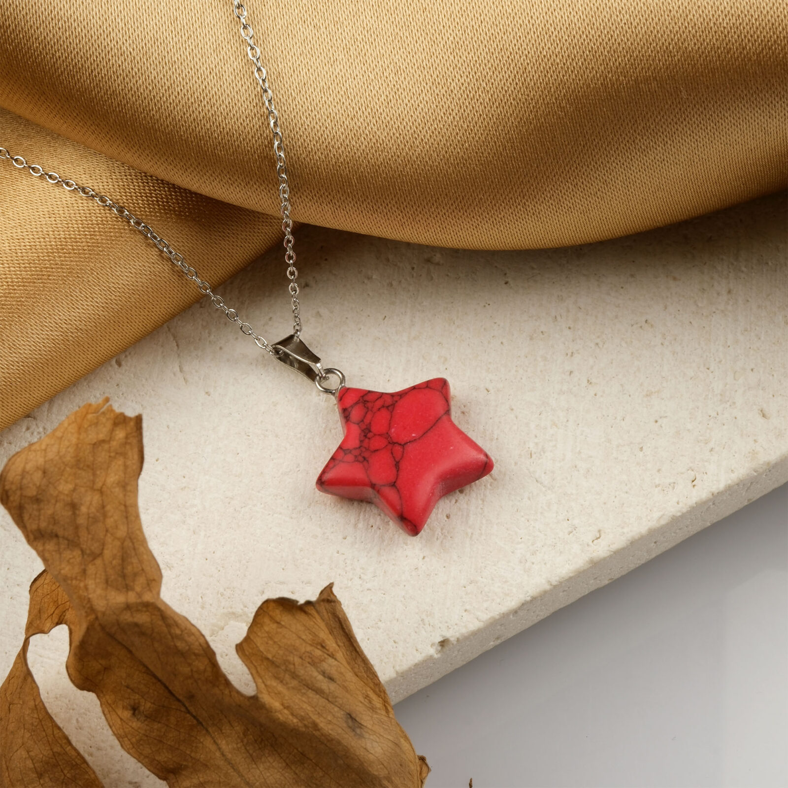 Renkli Havlit yıldız model kolye – neşeli enerjisiyle pozitif ruh hali sağlar Yıldız kesim renkli havlit kolye – canlı tonlarıyla zarafet ve denge sunar Renkli havlit doğal taş kolye – gök temasında enerji ve estetik birleşimi Toptan doğal taş kolye – renkli enerjisiyle ışığı ve umudu temsil eden takı