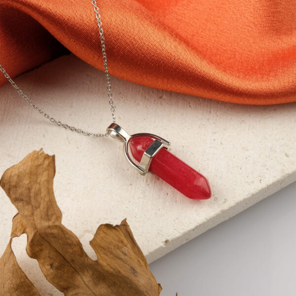 Renkli Kuvars doğal taş kolye – canlı tonlarıyla pozitif enerji ve zarafet bir arada Kuvars kolye – çok renkli enerjisiyle ruhsal dengeyi ve canlılığı artırır Renkli taş kolye – estetik görünüm ve enerji dengesini birleştiren doğal taş takı Toptan doğal taş kolye – ışıkla parlayan renkli taş enerjisiyle göz alıcı tasarım