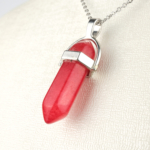 Renkli Kuvars doğal taş kolye – canlı tonlarıyla pozitif enerji ve zarafet bir arada Kuvars kolye – çok renkli enerjisiyle ruhsal dengeyi ve canlılığı artırır Renkli taş kolye – estetik görünüm ve enerji dengesini birleştiren doğal taş takı Toptan doğal taş kolye – ışıkla parlayan renkli taş enerjisiyle göz alıcı tasarım