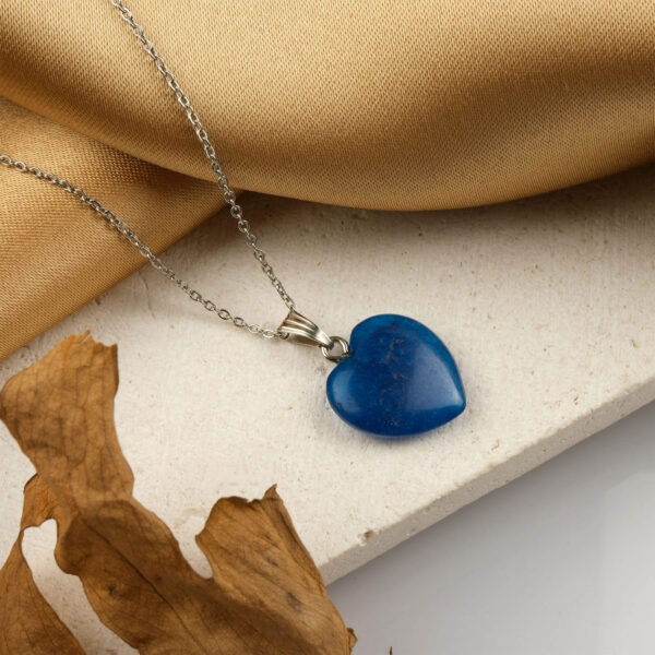 Renkli Kuvars kalp model kolye – sevgi ve pozitif enerjiyi birleştiren zarif takı Kalp kesim renkli kuvars kolye – canlı renkleriyle ruhsal denge ve neşe sağlar Renkli doğal taş kolye – çok tonlu enerjisiyle şıklık ve pozitiflik bir arada Toptan doğal taş kolye – zarafet ve enerji dengesini buluşturan kalp tasarım