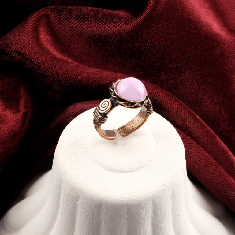 Renkli selenit doğal taş yüzük – zarafeti ve enerjiyi bir araya getiren özel tasarım Bakır renkli selenit yüzük – pozitif enerji ve şık görünümün uyumu Renkli selenit yüzük – ışığı yansıtan doğal taş takı modeli Toptan doğal taş yüzük – estetik ve spiritüel enerjiyi birleştiren özel ürün