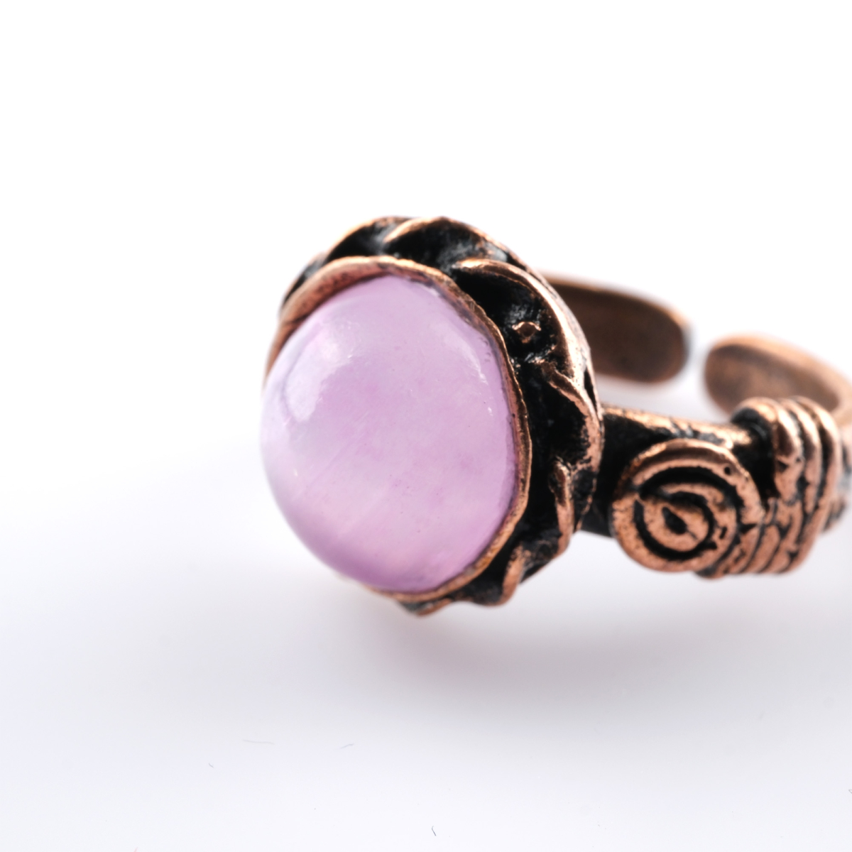 Renkli selenit doğal taş yüzük – zarafeti ve enerjiyi bir araya getiren özel tasarım Bakır renkli selenit yüzük – pozitif enerji ve şık görünümün uyumu Renkli selenit yüzük – ışığı yansıtan doğal taş takı modeli Toptan doğal taş yüzük – estetik ve spiritüel enerjiyi birleştiren özel ürün
