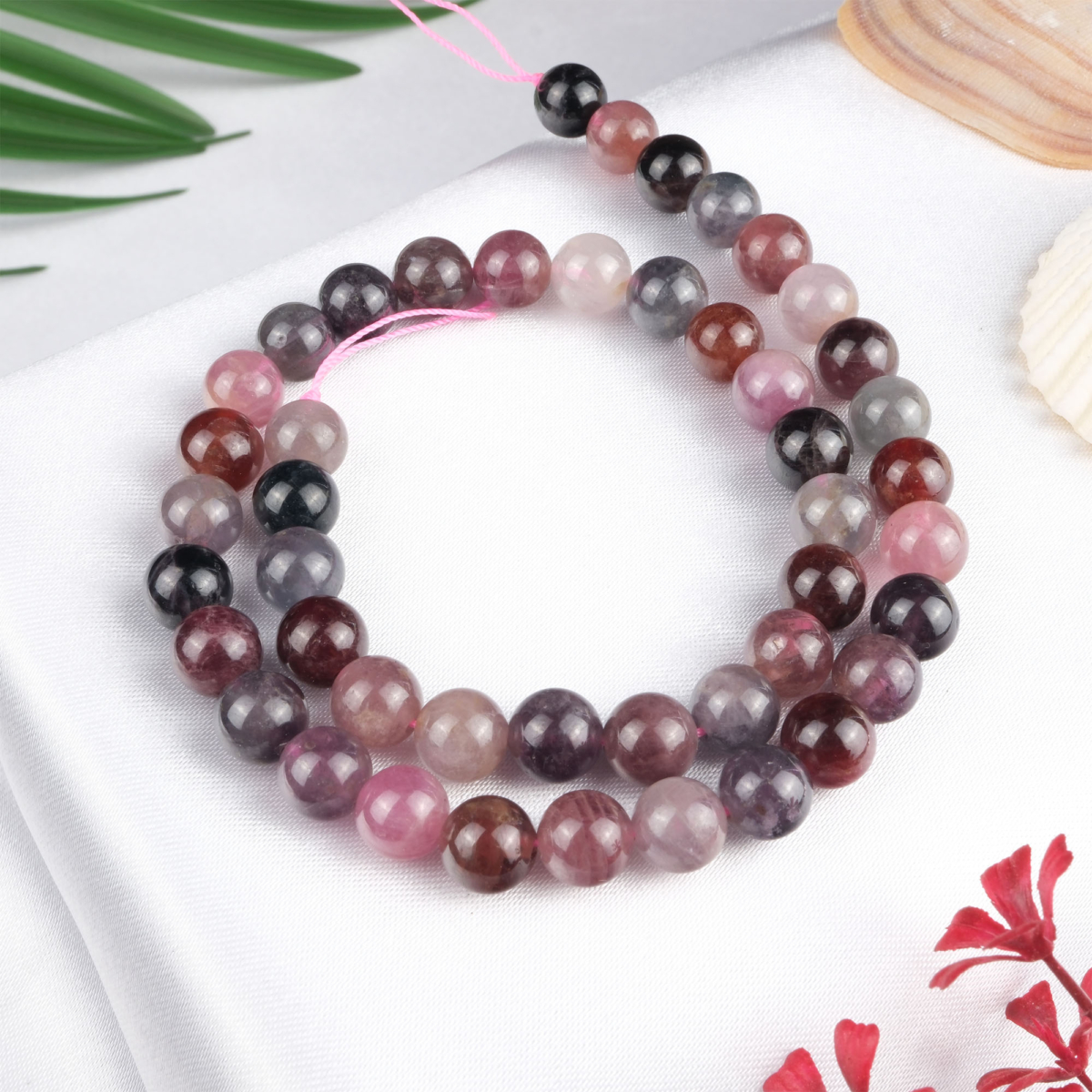 Renkli Spinel doğal taş dizi 8 mm – kırmızı, mor ve gri tonlarıyla enerji, koruma ve canlılık sağlayan toptan doğal taş dizi