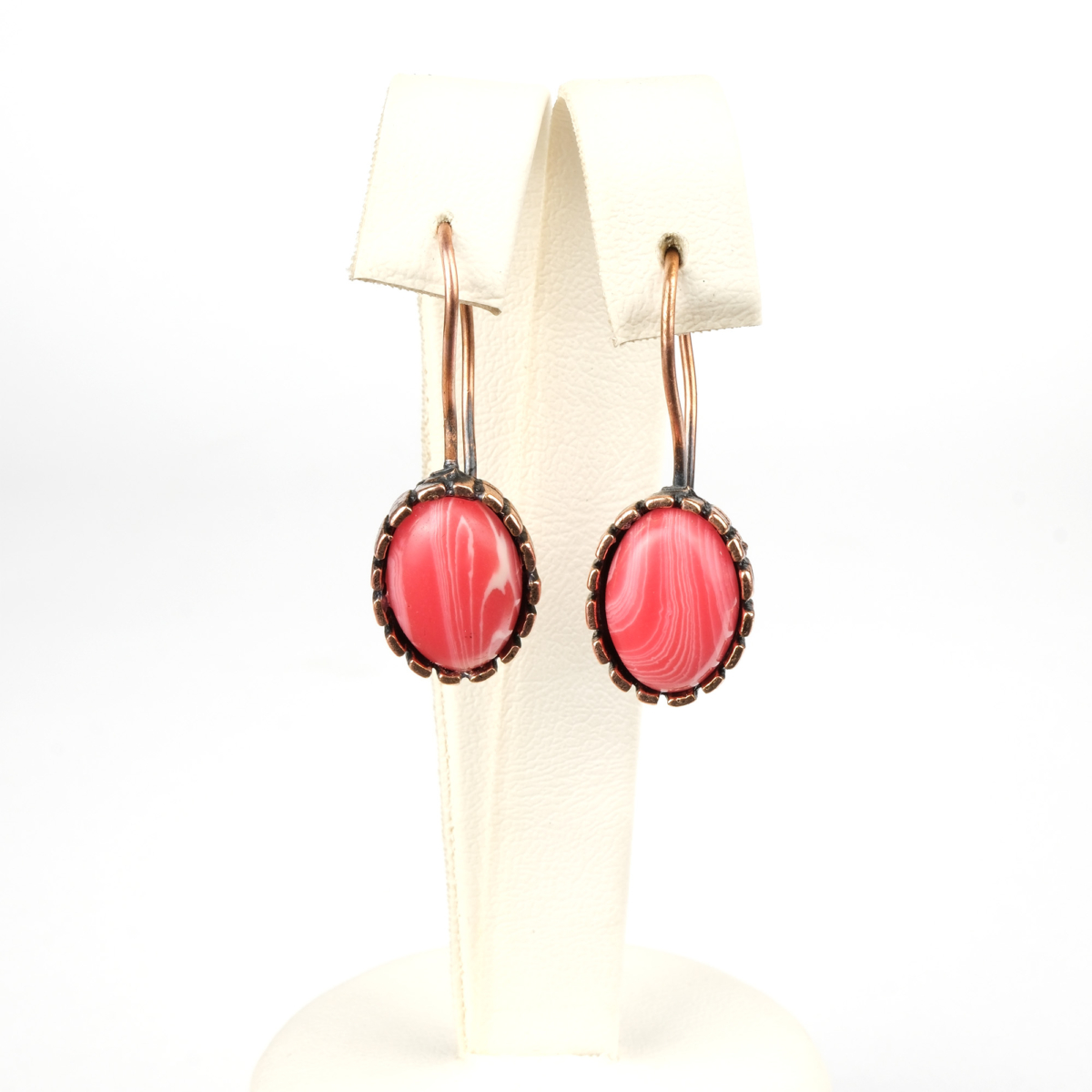 Rodokrozit taşı bakır küpe – sevgi, huzur ve zarafeti bir arada sunan toptan doğal taş küpe.