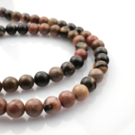 Rodonit doğal taş dizi – toptan doğal taş dizi, pembe ve siyah damar desenleriyle sevgi, şefkat ve denge enerjisi sunan taş.