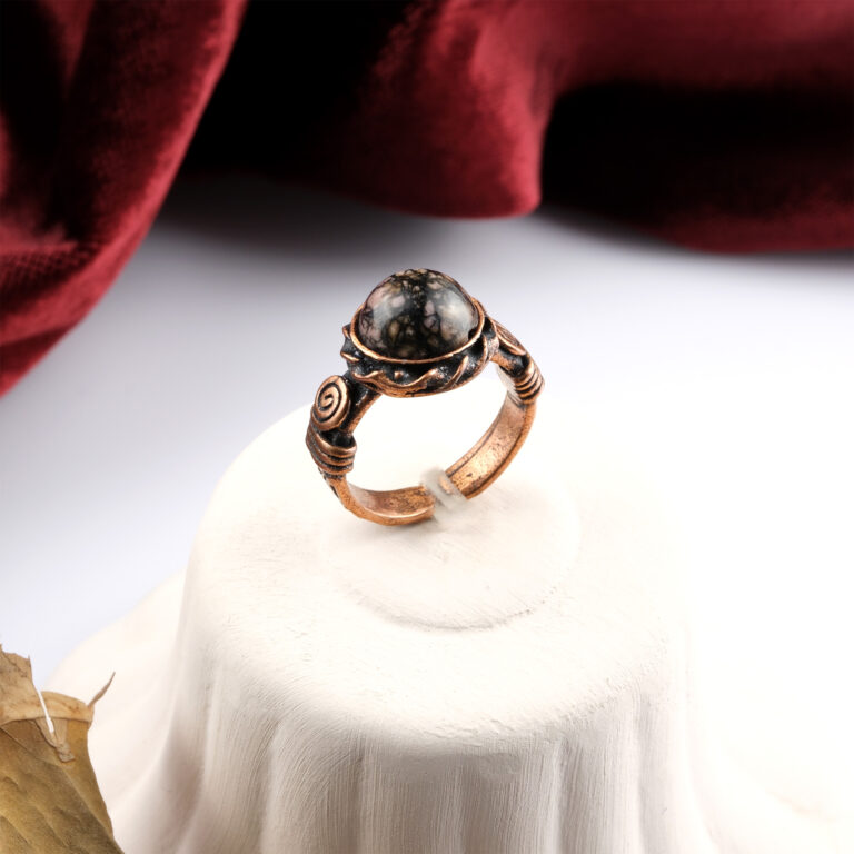 Rodonit doğal taş yüzük – sevgi ve denge enerjisini taşıyan zarif tasarım Bakır rodonit yüzük – pembe ve siyahın uyumuyla şık bir görünüm sunar Rodonit yüzük – kalp enerjisini dengeleyen doğal taş takı Toptan doğal taş yüzük – estetik ve enerjiyi birleştiren zarif aksesuar