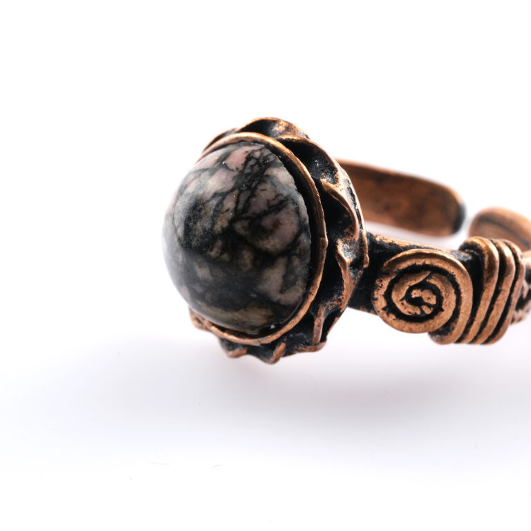 Rodonit doğal taş yüzük – sevgi ve denge enerjisini taşıyan zarif tasarım Bakır rodonit yüzük – pembe ve siyahın uyumuyla şık bir görünüm sunar Rodonit yüzük – kalp enerjisini dengeleyen doğal taş takı Toptan doğal taş yüzük – estetik ve enerjiyi birleştiren zarif aksesuar