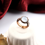 Selenit doğal taş yüzük – saf enerjisiyle huzur ve zarafeti birleştirir Bakır selenit yüzük – beyazın saf ışıltısını taşıyan şık takı modeli Selenit yüzük – içsel dengeyi destekleyen zarif doğal taş takı Toptan doğal taş yüzük – estetik tasarım ve enerji uyumunu bir araya getirir