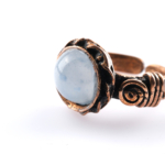 Selenit doğal taş yüzük – saf enerjisiyle huzur ve zarafeti birleştirir Bakır selenit yüzük – beyazın saf ışıltısını taşıyan şık takı modeli Selenit yüzük – içsel dengeyi destekleyen zarif doğal taş takı Toptan doğal taş yüzük – estetik tasarım ve enerji uyumunu bir araya getirir