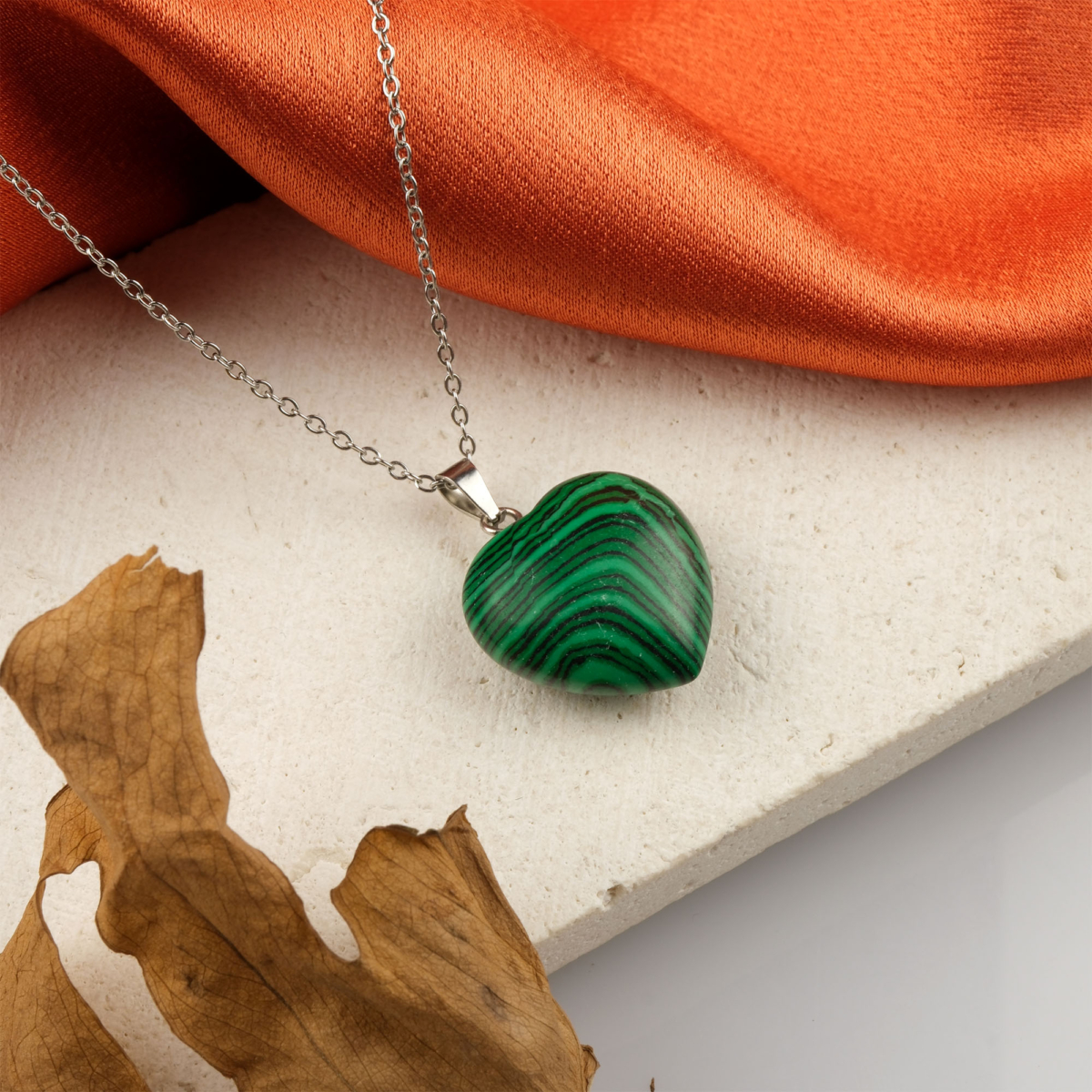 Sıkma Malahit kalp model kolye – yeşilin huzur veren enerjisini yansıtır Kalp kesim malahit kolye – denge ve koruma enerjisini birleştiren zarif taş Sıkma malahit doğal taş kolye – ruhsal yenilenme ve zarafet bir arada Toptan doğal taş kolye – estetik tasarım ve pozitif enerji uyumuyla öne çıkar