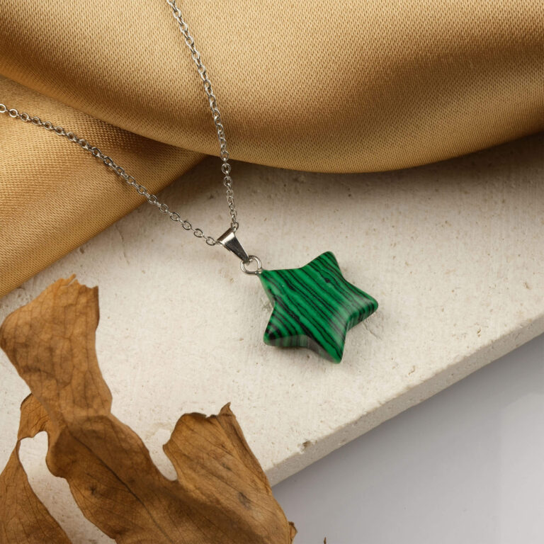 Sıkma Malahit yıldız model kolye – yeşilin denge ve koruma enerjisini taşır Yıldız kesim malahit kolye – doğanın gücünü ve zarafeti bir araya getirir Sıkma malahit doğal taş kolye – pozitif enerjiyi yansıtan şık takı Toptan doğal taş kolye – yeşil tonlarda doğadan ilham alan yıldız tasarım