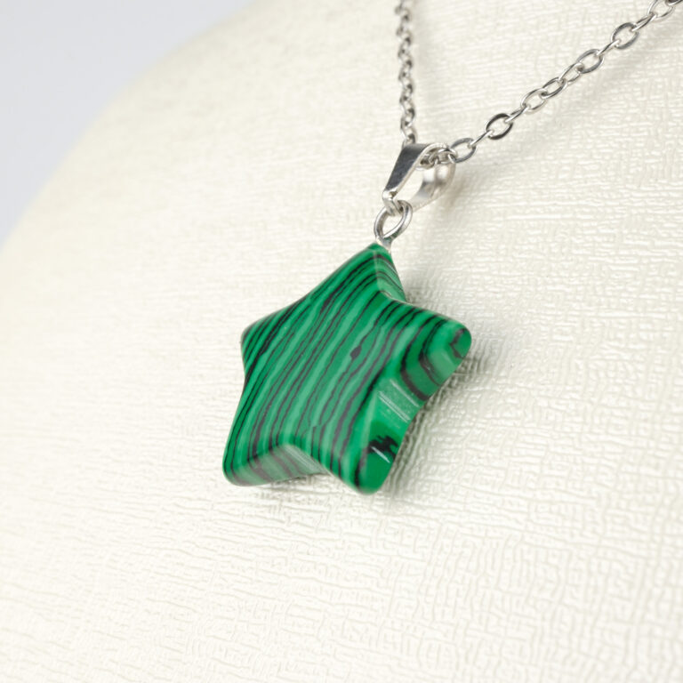 Sıkma Malahit yıldız model kolye – yeşilin denge ve koruma enerjisini taşır Yıldız kesim malahit kolye – doğanın gücünü ve zarafeti bir araya getirir Sıkma malahit doğal taş kolye – pozitif enerjiyi yansıtan şık takı Toptan doğal taş kolye – yeşil tonlarda doğadan ilham alan yıldız tasarım