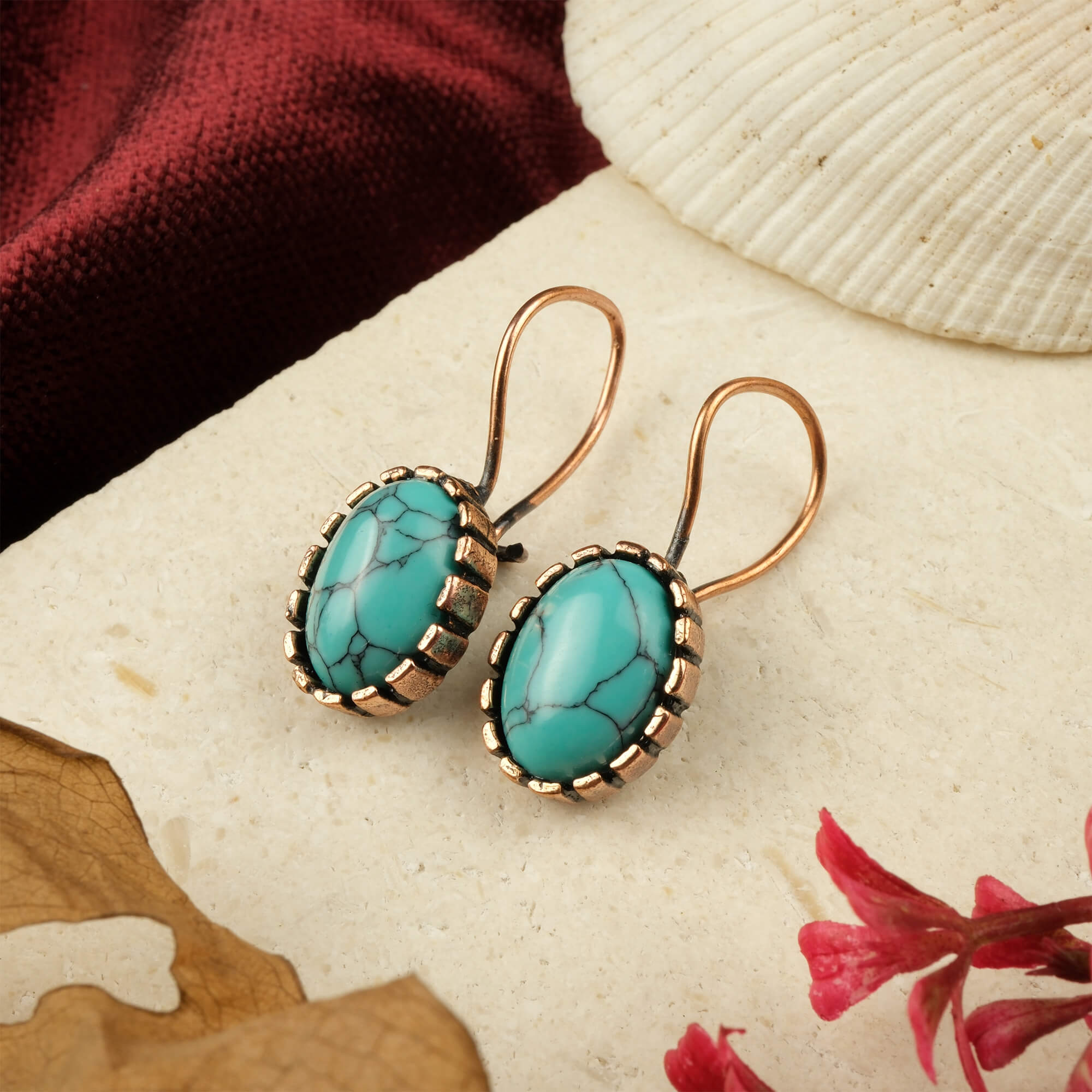 sikma-turkuaz-bakir-kupe-dogal-tas-kupe-safir-tas-evi- (1) Sıkma turkuaz bakır küpe – canlı mavi tonlarıyla zarafet ve enerji sunan toptan doğal taş küpe.