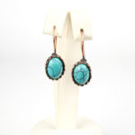 Sıkma turkuaz bakır küpe – canlı mavi tonlarıyla zarafet ve enerji sunan toptan doğal taş küpe.