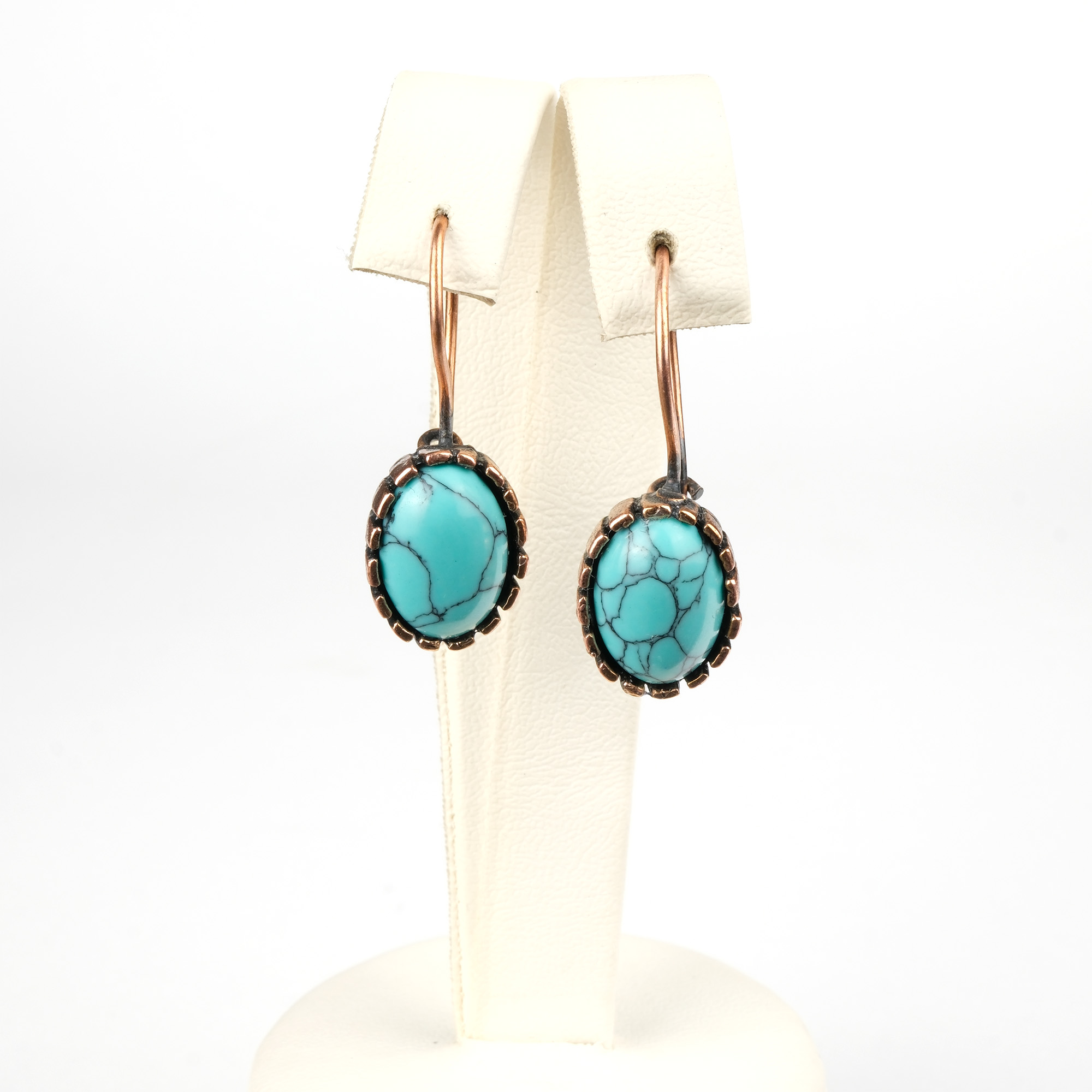 sikma-turkuaz-bakir-kupe-dogal-tas-kupe-safir-tas-evi- (2) Sıkma turkuaz bakır küpe – canlı mavi tonlarıyla zarafet ve enerji sunan toptan doğal taş küpe.