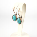 Sıkma turkuaz bakır küpe – canlı mavi tonlarıyla zarafet ve enerji sunan toptan doğal taş küpe.