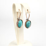 Sıkma turkuaz bakır küpe – canlı mavi tonlarıyla zarafet ve enerji sunan toptan doğal taş küpe.