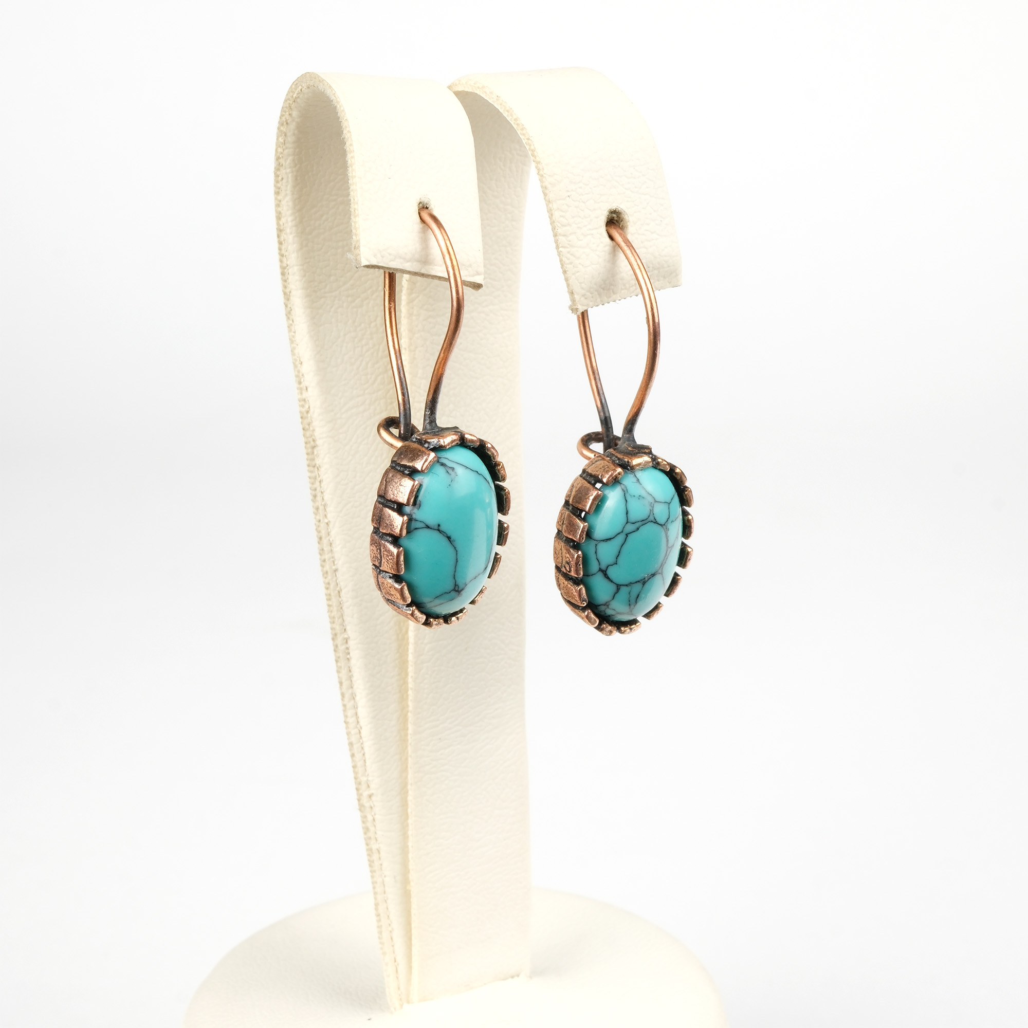 sikma-turkuaz-bakir-kupe-dogal-tas-kupe-safir-tas-evi- (4) Sıkma turkuaz bakır küpe – canlı mavi tonlarıyla zarafet ve enerji sunan toptan doğal taş küpe.