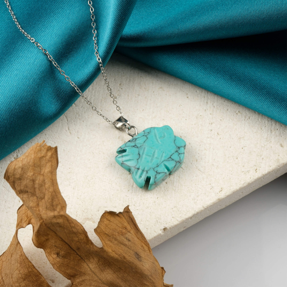 Sıkma Turkuaz doğal taş kolye – gökyüzü mavisinin huzur dolu enerjisini taşır Turkuaz kolye – denge, koruma ve iletişim enerjisini bir araya getirir Mavi doğal taş kolye – pozitif enerjiyi yansıtan zarif takı Toptan doğal taş kolye – estetik görünüm ve ruhsal denge bir arada