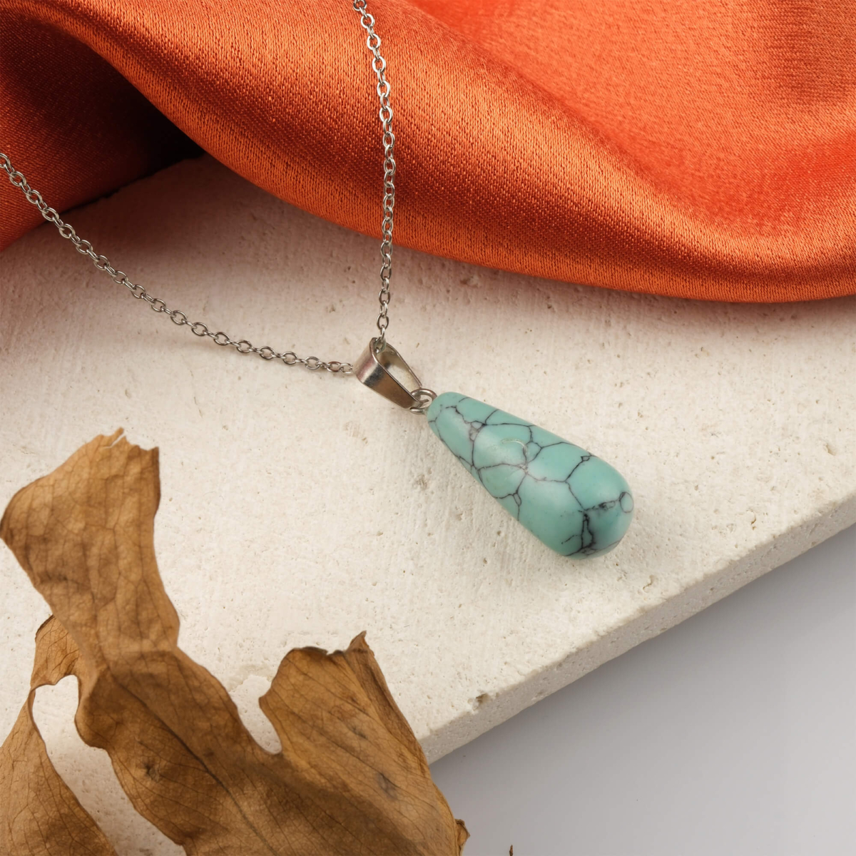 Sıkma Turkuaz doğal taş kolye – gökyüzü mavisinin huzur dolu enerjisini taşır Turkuaz kolye – denge, koruma ve iletişim enerjisini bir araya getirir Mavi doğal taş kolye – pozitif enerjiyi yansıtan zarif takı Toptan doğal taş kolye – estetik görünüm ve ruhsal denge bir arada