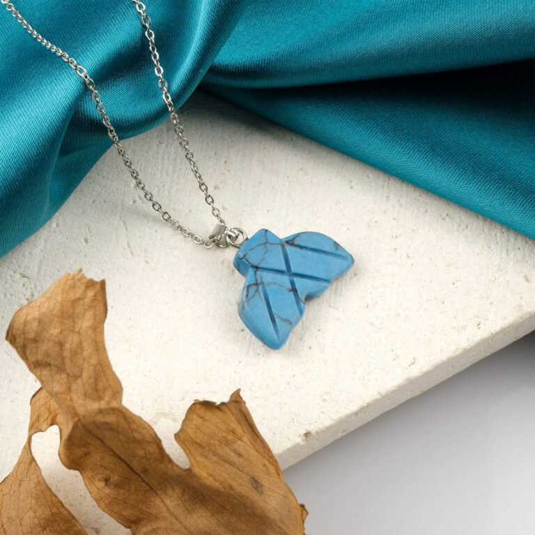 Sıkma Turkuaz doğal taş kolye – gökyüzü mavisinin huzur veren enerjisini taşır Turkuaz kolye – iletişim, denge ve koruma enerjisini bir araya getirir Mavi doğal taş kolye – zarafet ve pozitif enerjiyle şıklığı buluşturur Toptan doğal taş kolye – estetik görünüm ve spiritüel güç bir arada