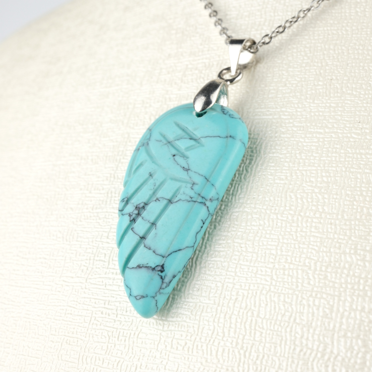 Sıkma Turkuaz doğal taş kolye – gökyüzü mavisinin huzur dolu enerjisini taşır Turkuaz kolye – denge, koruma ve iletişim enerjisini bir araya getirir Mavi doğal taş kolye – pozitif enerjiyi yansıtan zarif takı Toptan doğal taş kolye – estetik görünüm ve ruhsal denge bir arada