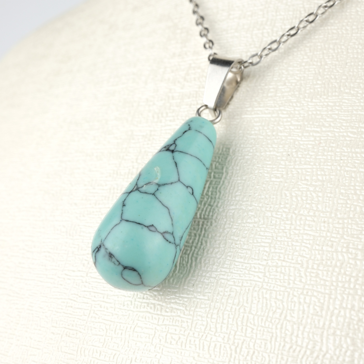 Sıkma Turkuaz doğal taş kolye – gökyüzü mavisinin huzur dolu enerjisini taşır Turkuaz kolye – denge, koruma ve iletişim enerjisini bir araya getirir Mavi doğal taş kolye – pozitif enerjiyi yansıtan zarif takı Toptan doğal taş kolye – estetik görünüm ve ruhsal denge bir arada