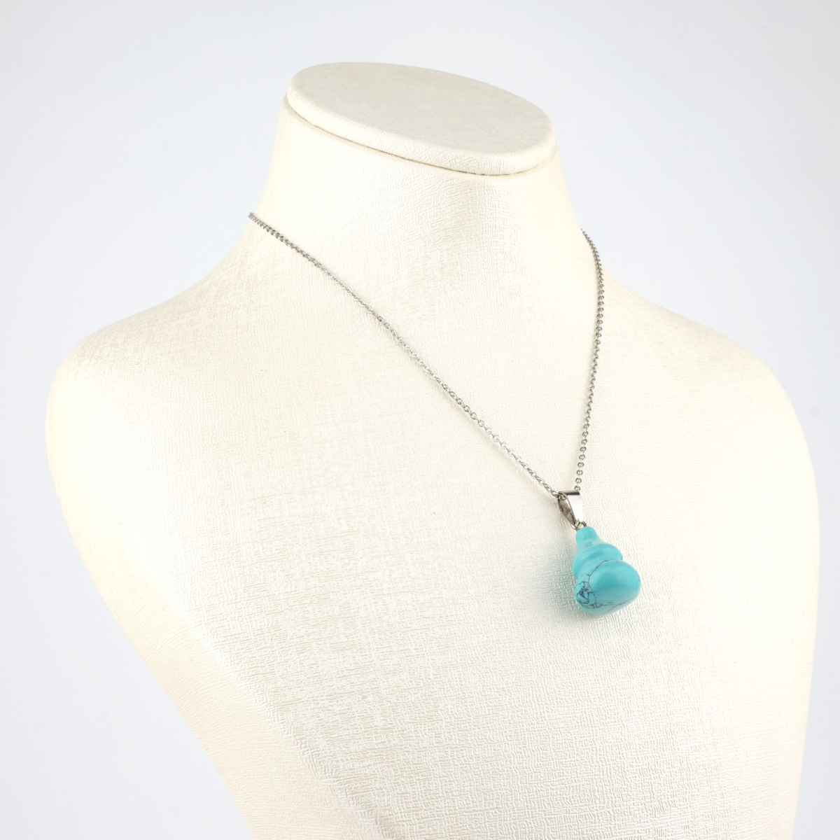 Sıkma Turkuaz doğal taş kolye – gökyüzü mavisinin huzur dolu enerjisini taşır Turkuaz kolye – denge, koruma ve iletişim enerjisini bir araya getirir Mavi doğal taş kolye – pozitif enerjiyi yansıtan zarif takı Toptan doğal taş kolye – estetik görünüm ve ruhsal denge bir arada