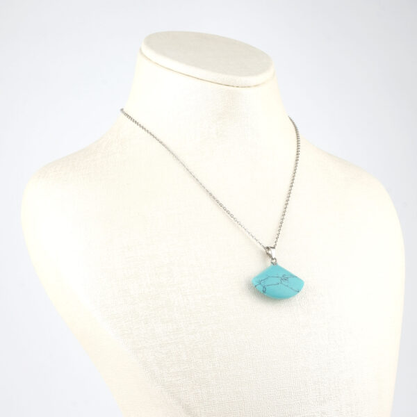 Sıkma Turkuaz doğal taş kolye – gökyüzü mavisinin huzur dolu enerjisini taşır Turkuaz kolye – denge, koruma ve iletişim enerjisini bir araya getirir Mavi doğal taş kolye – pozitif enerjiyi yansıtan zarif takı Toptan doğal taş kolye – estetik görünüm ve ruhsal denge bir arada