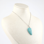 Sıkma Turkuaz doğal taş kolye – gökyüzü mavisinin huzur dolu enerjisini taşır Turkuaz kolye – denge, koruma ve iletişim enerjisini bir araya getirir Mavi doğal taş kolye – pozitif enerjiyi yansıtan zarif takı Toptan doğal taş kolye – estetik görünüm ve ruhsal denge bir arada