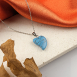 Sıkma Turkuaz doğal taş kolye – gökyüzü mavisinin huzur dolu enerjisini taşır Turkuaz kolye – denge, koruma ve iletişim enerjisini bir araya getirir Mavi doğal taş kolye – pozitif enerjiyi yansıtan zarif takı Toptan doğal taş kolye – estetik görünüm ve ruhsal denge bir arada