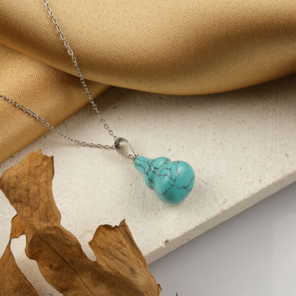Sıkma Turkuaz doğal taş kolye – gökyüzü mavisinin huzur dolu enerjisini taşır Turkuaz kolye – denge, koruma ve iletişim enerjisini bir araya getirir Mavi doğal taş kolye – pozitif enerjiyi yansıtan zarif takı Toptan doğal taş kolye – estetik görünüm ve ruhsal denge bir arada