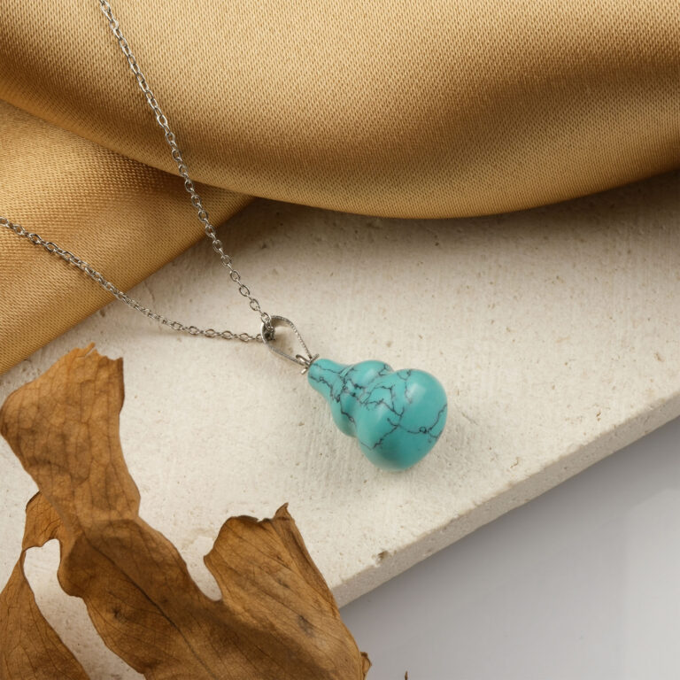 Sıkma Turkuaz doğal taş kolye – gökyüzü mavisinin huzur dolu enerjisini taşır Turkuaz kolye – denge, koruma ve iletişim enerjisini bir araya getirir Mavi doğal taş kolye – pozitif enerjiyi yansıtan zarif takı Toptan doğal taş kolye – estetik görünüm ve ruhsal denge bir arada