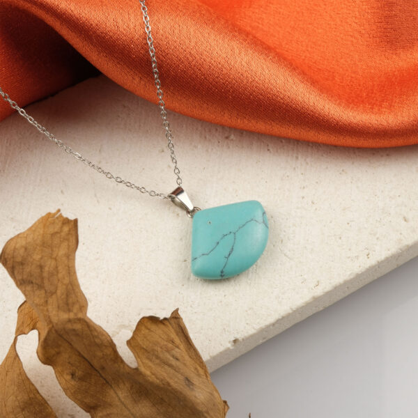 Sıkma Turkuaz doğal taş kolye – gökyüzü mavisinin huzur dolu enerjisini taşır Turkuaz kolye – denge, koruma ve iletişim enerjisini bir araya getirir Mavi doğal taş kolye – pozitif enerjiyi yansıtan zarif takı Toptan doğal taş kolye – estetik görünüm ve ruhsal denge bir arada