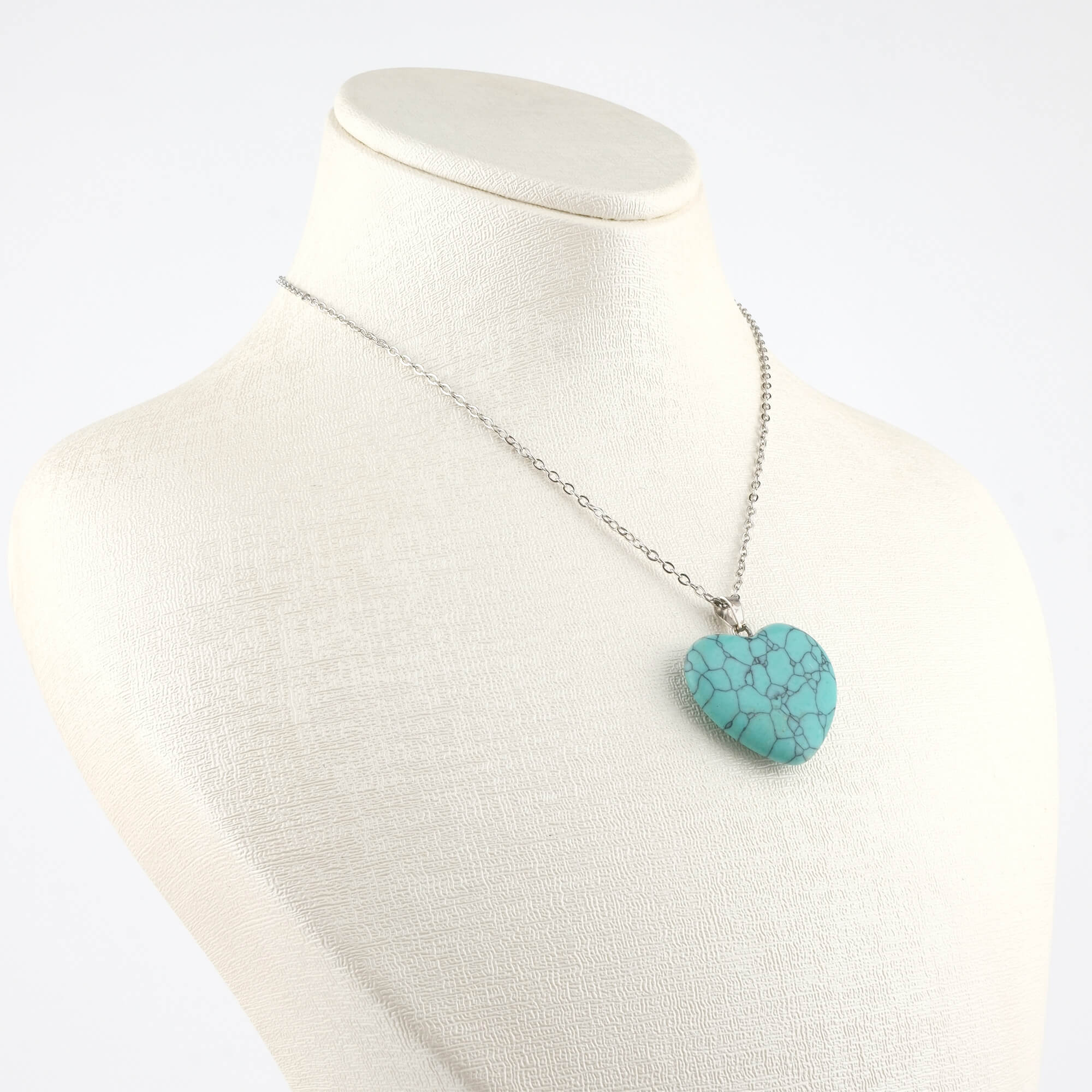 sikma-turkuaz-kolye-dogal-tas-kolye-safir-tas-evi-kalp-modeli- (2) Sıkma Turkuaz kalp model kolye – huzur, sevgi ve denge enerjisini taşır Kalp kesim turkuaz kolye – gökyüzü mavisinin koruyucu frekansını yansıtır Sıkma turkuaz doğal taş kolye – zarafet ve pozitif enerji bir arada Toptan doğal taş kolye – şıklık, sevgi ve spiritüel dengeyi birleştiren tasarım