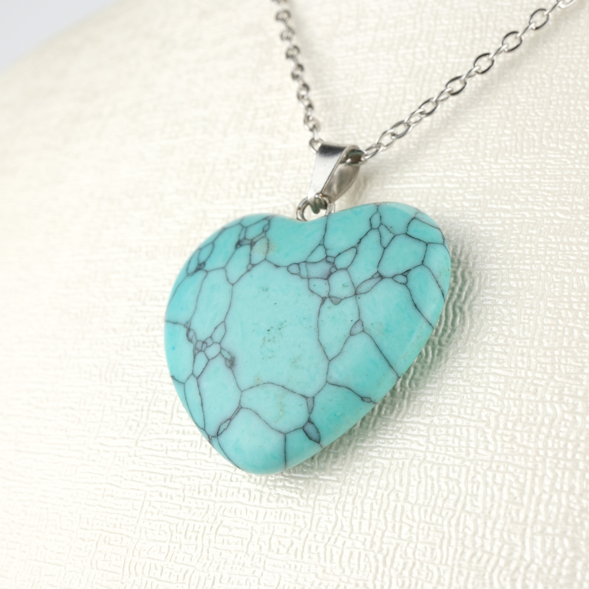 sikma-turkuaz-kolye-dogal-tas-kolye-safir-tas-evi-kalp-modeli- (3) Sıkma Turkuaz kalp model kolye – huzur, sevgi ve denge enerjisini taşır Kalp kesim turkuaz kolye – gökyüzü mavisinin koruyucu frekansını yansıtır Sıkma turkuaz doğal taş kolye – zarafet ve pozitif enerji bir arada Toptan doğal taş kolye – şıklık, sevgi ve spiritüel dengeyi birleştiren tasarım