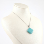 Sıkma Turkuaz kare model kolye – gökyüzü mavisinin huzur veren enerjisini taşır Kare kesim turkuaz kolye – zarafet, denge ve koruma enerjisini birleştirir Sıkma turkuaz doğal taş kolye – pozitif enerji ve şıklığı bir arada sunar Toptan doğal taş kolye – estetik görünüm ve spiritüel denge bir arada