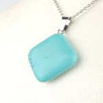 Sıkma Turkuaz kare model kolye – gökyüzü mavisinin huzur veren enerjisini taşır Kare kesim turkuaz kolye – zarafet, denge ve koruma enerjisini birleştirir Sıkma turkuaz doğal taş kolye – pozitif enerji ve şıklığı bir arada sunar Toptan doğal taş kolye – estetik görünüm ve spiritüel denge bir arada