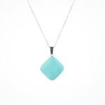 Sıkma Turkuaz kare model kolye – gökyüzü mavisinin huzur veren enerjisini taşır Kare kesim turkuaz kolye – zarafet, denge ve koruma enerjisini birleştirir Sıkma turkuaz doğal taş kolye – pozitif enerji ve şıklığı bir arada sunar Toptan doğal taş kolye – estetik görünüm ve spiritüel denge bir arada