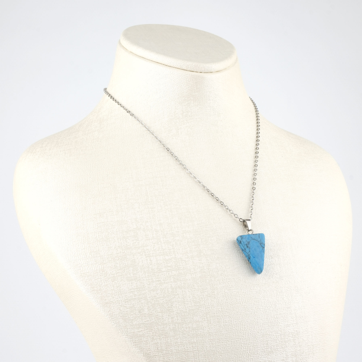 Sıkma Turkuaz üçgen model kolye – denge, koruma ve enerji sembolü Üçgen kesim turkuaz kolye – huzur ve güç enerjisini bir araya getirir Mavi doğal taş kolye – zarafet ve spiritüel frekans bir arada Toptan doğal taş kolye – estetik ve pozitif enerjiyle öne çıkan tasarım