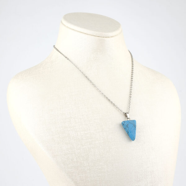 Sıkma Turkuaz üçgen model kolye – denge, koruma ve enerji sembolü Üçgen kesim turkuaz kolye – huzur ve güç enerjisini bir araya getirir Mavi doğal taş kolye – zarafet ve spiritüel frekans bir arada Toptan doğal taş kolye – estetik ve pozitif enerjiyle öne çıkan tasarım