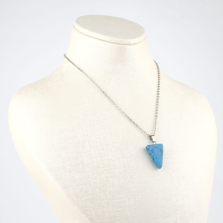 Sıkma Turkuaz üçgen model kolye – denge, koruma ve enerji sembolü Üçgen kesim turkuaz kolye – huzur ve güç enerjisini bir araya getirir Mavi doğal taş kolye – zarafet ve spiritüel frekans bir arada Toptan doğal taş kolye – estetik ve pozitif enerjiyle öne çıkan tasarım