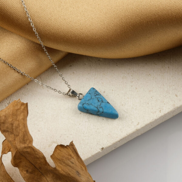 Sıkma Turkuaz üçgen model kolye – denge, koruma ve enerji sembolü Üçgen kesim turkuaz kolye – huzur ve güç enerjisini bir araya getirir Mavi doğal taş kolye – zarafet ve spiritüel frekans bir arada Toptan doğal taş kolye – estetik ve pozitif enerjiyle öne çıkan tasarım