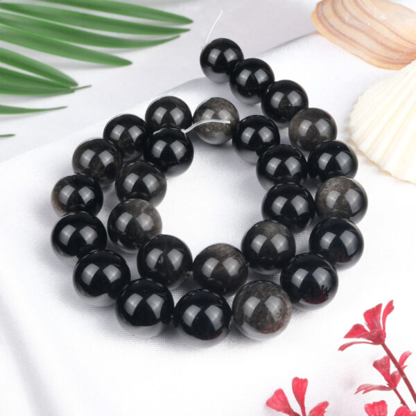 Silver Obsidyen doğal taş dizi 14 mm – siyah zemin üzerinde gümüşi parlak yansımalarıyla koruma, farkındalık ve enerji temizliği sağlayan toptan doğal taş dizi