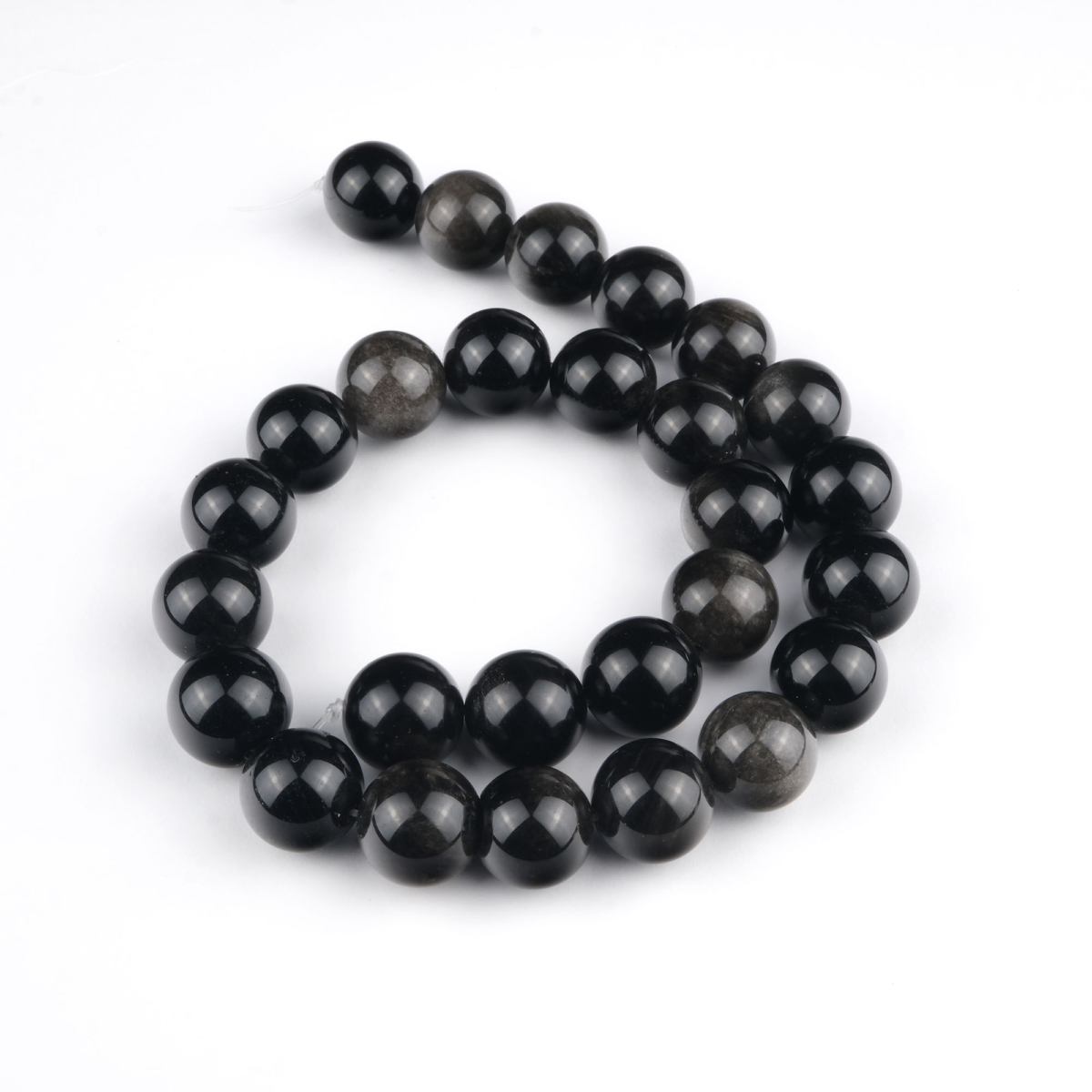 Silver Obsidyen doğal taş dizi 14 mm – siyah zemin üzerinde gümüşi parlak yansımalarıyla koruma, farkındalık ve enerji temizliği sağlayan toptan doğal taş dizi