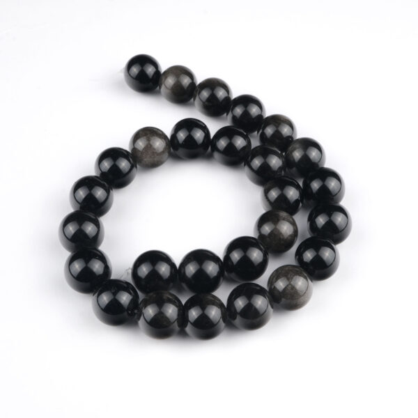 Silver Obsidyen doğal taş dizi 14 mm – siyah zemin üzerinde gümüşi parlak yansımalarıyla koruma, farkındalık ve enerji temizliği sağlayan toptan doğal taş dizi