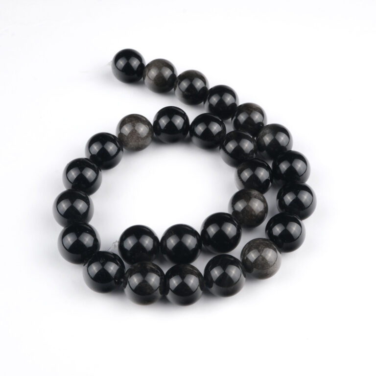 Silver Obsidyen doğal taş dizi 14 mm – siyah zemin üzerinde gümüşi parlak yansımalarıyla koruma, farkındalık ve enerji temizliği sağlayan toptan doğal taş dizi