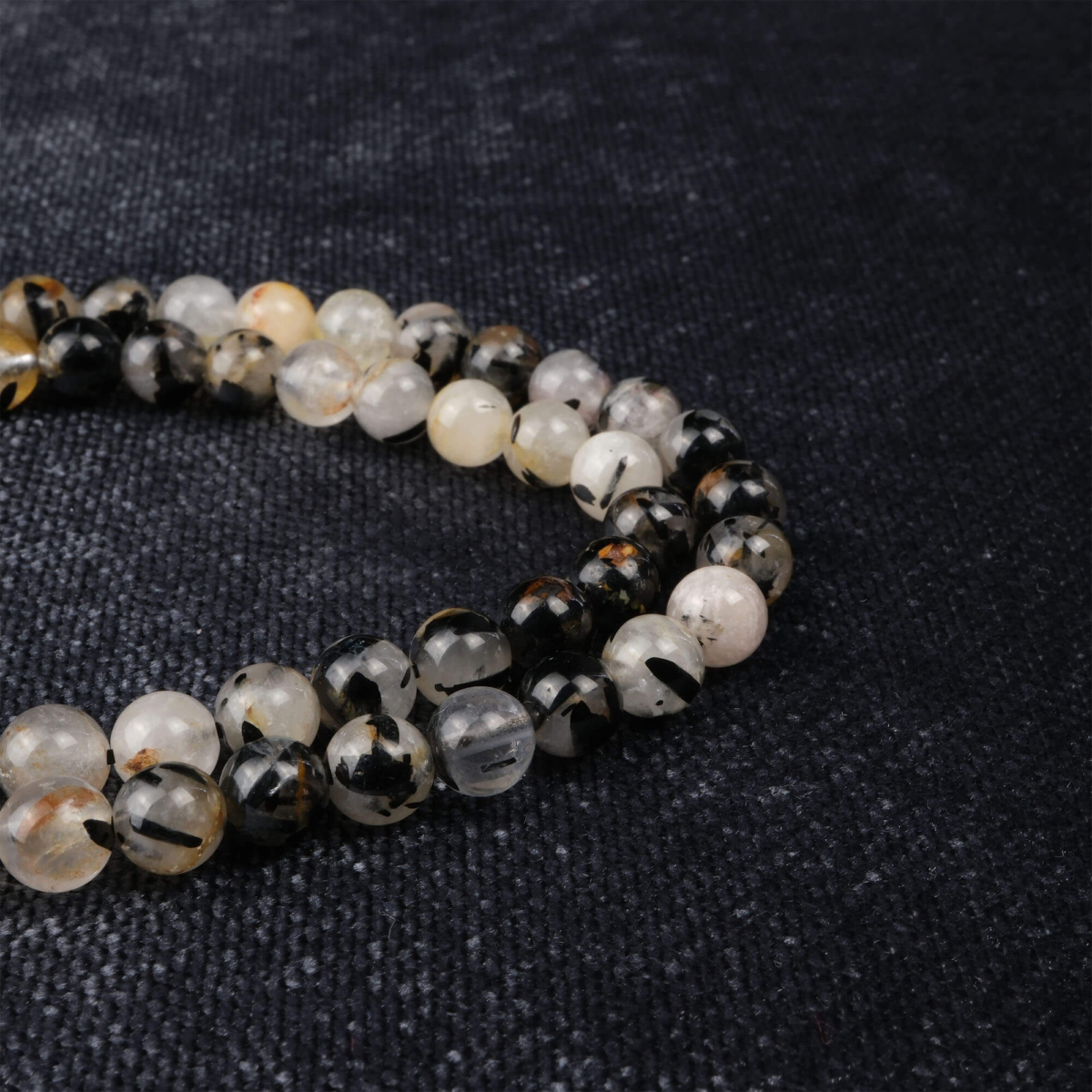 Siyah Rutilli Kuvars doğal taş dizi 6 mm – içindeki siyah iğne damarlarıyla koruma, enerji dengeleme ve odaklanma sağlayan toptan doğal taş dizi